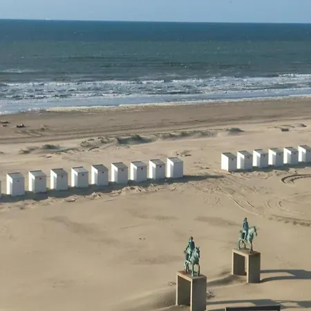 In Koksijde Near Sandy Beaches, Cleaning Included Appartement